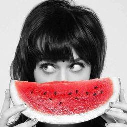 女生发吃瓜的暗示含义